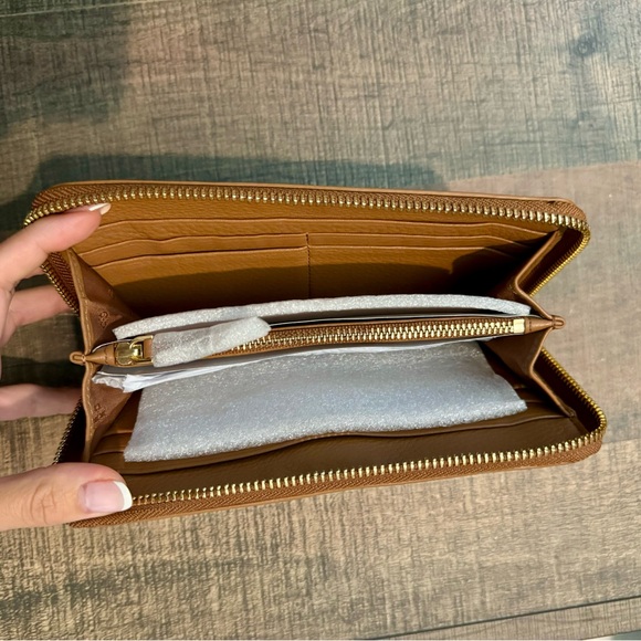 *NWT* Tory Burch Brown Pebbled Leather Zip Wallet - Picture 3 of 5